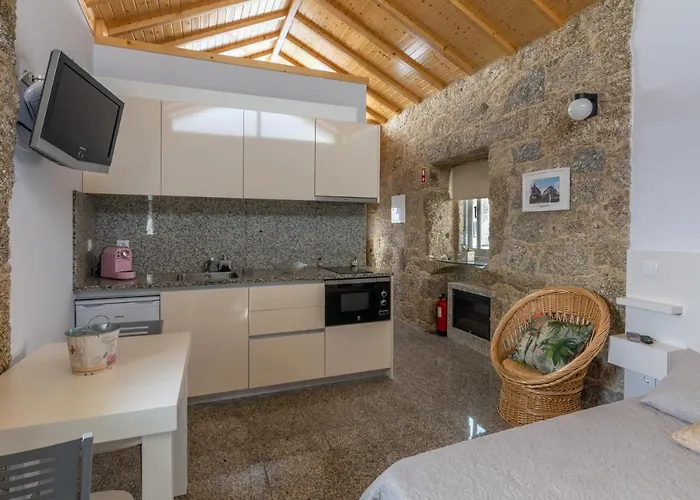 Aldeamento Casas Do Alto Do Vez * Balouta